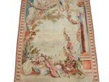 une image représentant une tapisserie ornée d'oiseaux et de fleurs
