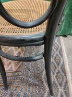 THONET, chaise en bois, l'assise à fond de canne, porte une … (photo 4)