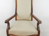 une chaise en bois avec une assise rembourrée de couleur beige