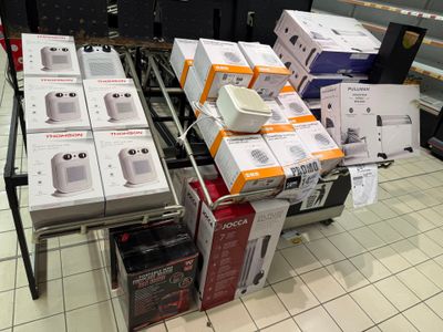 de nombreuses boîtes contenant des appareils électroniques posées sur une table dans un magasin