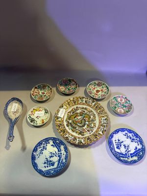 many plates and spoons that are on the table