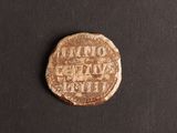 une vieille pièce de monnaie posée sur une surface noire