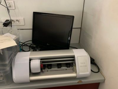 Ensemble soit : - 1 écran de marque LG