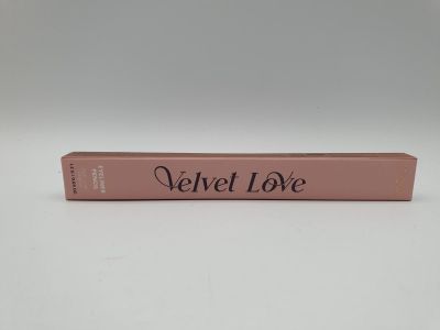 une boîte rose sur laquelle est inscrit « velvet love »