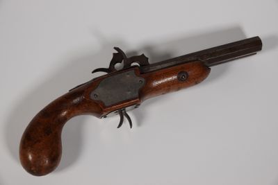 PISTOLET à crosse en bois naturel et double détente.
