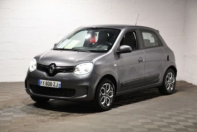 la photo d'une petite voiture garée dans un garage