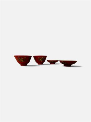 trois bols rouges et un bol sur fond blanc
