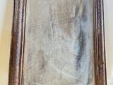 un miroir accroché au mur au-dessus d'une étagère