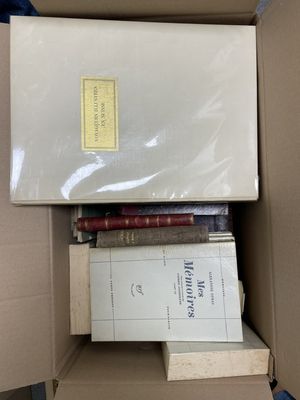 une boîte remplie de livres posée sur une table