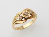 une bague en or ornée d'un motif de fleur et de feuilles