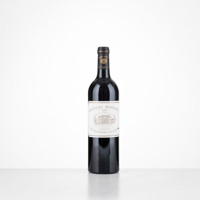 une bouteille de vin posée sur une table