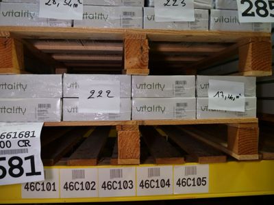 de nombreux cartons empilés sur une palette dans le magasin