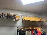 suspendre des vêtements sur un portant dans une pièce dotée d'une lucarne