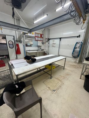 une photo d'une chambre d'hôpital avec un lit à l'intérieur