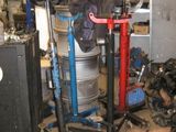 une image d'un garage avec beaucoup de ferraille