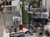 une photo d'une table sur laquelle sont disposés de nombreux équipements