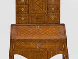un vieux bureau en bois muni de tiroirs et surmonté d'un miroir