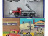 un camion jouet équipé d'une grue et d'un camion-malaxeur