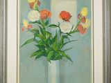 tableau représentant des fleurs dans un vase sur fond bleu