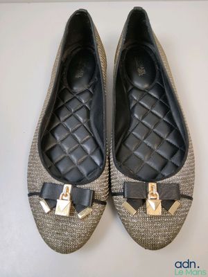 une paire de chaussures pour femme ornées de nœuds, posées sur une surface blanche