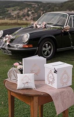 deux boîtes posées sur une table, avec une voiture en arrière-plan