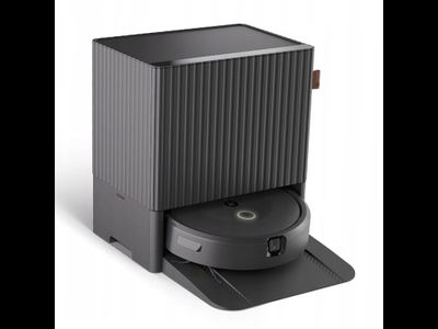 une image montrant un gros plan d'une enceinte noire posée sur une surface blanche