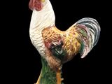 une figurine représentant un coq sur fond noir