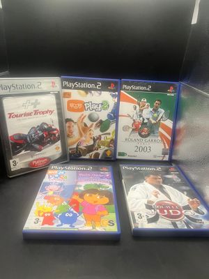 Plusieurs jeux vidéo sont posés sur une table devant un fond noir.