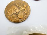 une pièce d'or posée sur un sac en plastique, à côté d'une autre pièce