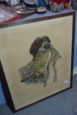 une photo représentant un chien et un oiseau posés sur une table