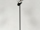 une lampe posée sur un pied noir