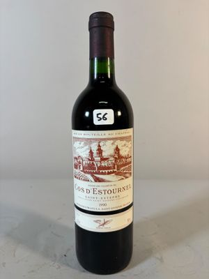 une bouteille de vin posée sur une table