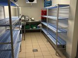 une photo d'une chambre avec des lits superposés