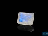 une pierre blanche et bleue sur fond noir