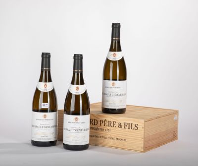 trois bouteilles de vin posées sur une caisse en bois