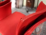 une chaise rouge qui se trouve dans une pièce