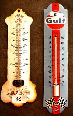 deux thermomètres à l'ancienne exposés sur une table