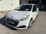 la petite voiture blanche est garée devant un bâtiment