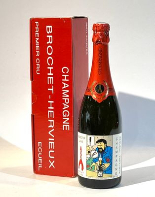 une bouteille de champagne à côté d'un carton de vin