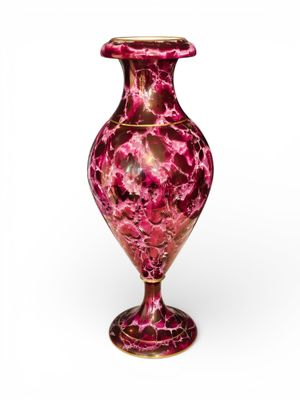 vase en verre violet sur fond blanc, avec un fond blanc