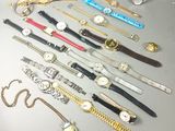 un grand nombre de montres posées sur une table