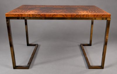 une table en bois avec des pieds en métal et un plateau marron