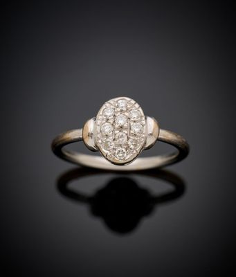 gros plan d'une bague en diamant sur une surface noire