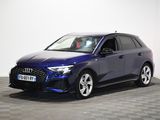 un SUV Audi bleu garé dans une pièce au sol à carreaux