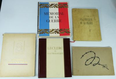 Plusieurs livres sont alignés sur une table, à côté d'un stylo et d'encre.