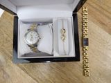 une montre et un bracelet dans un coffret posé sur une table