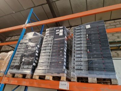 de nombreuses piles de cartons sur une palette dans un entrepôt