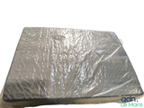 un matelas emballé dans du plastique et posé sur une table