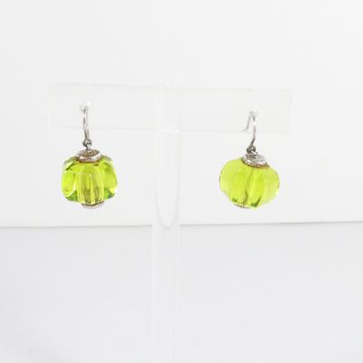 une paire de boucles d'oreilles ornées de perles de verre vertes