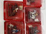 six figurines en plastique représentant un homme à cheval, dans une boîte